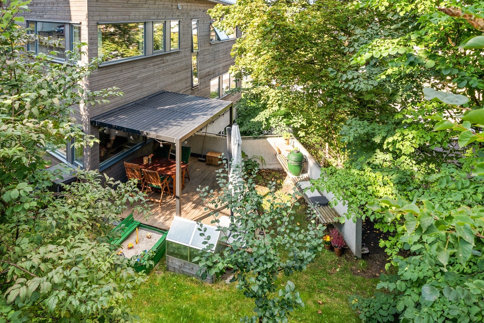 Leiligheten har en idyllisk uteplass med markterrasse med pergola hvor taket kan åpnes og en koselig grillplass. Galleribilde