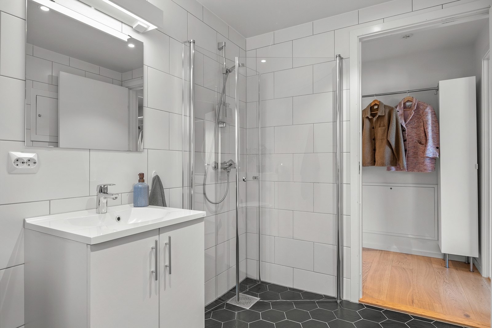 Det er mye garderobeplass i underetasjen både i den lille gangen ved inngangsdøren og den større mellomgangen med trapp opp til andre etasje. Galleribilde
