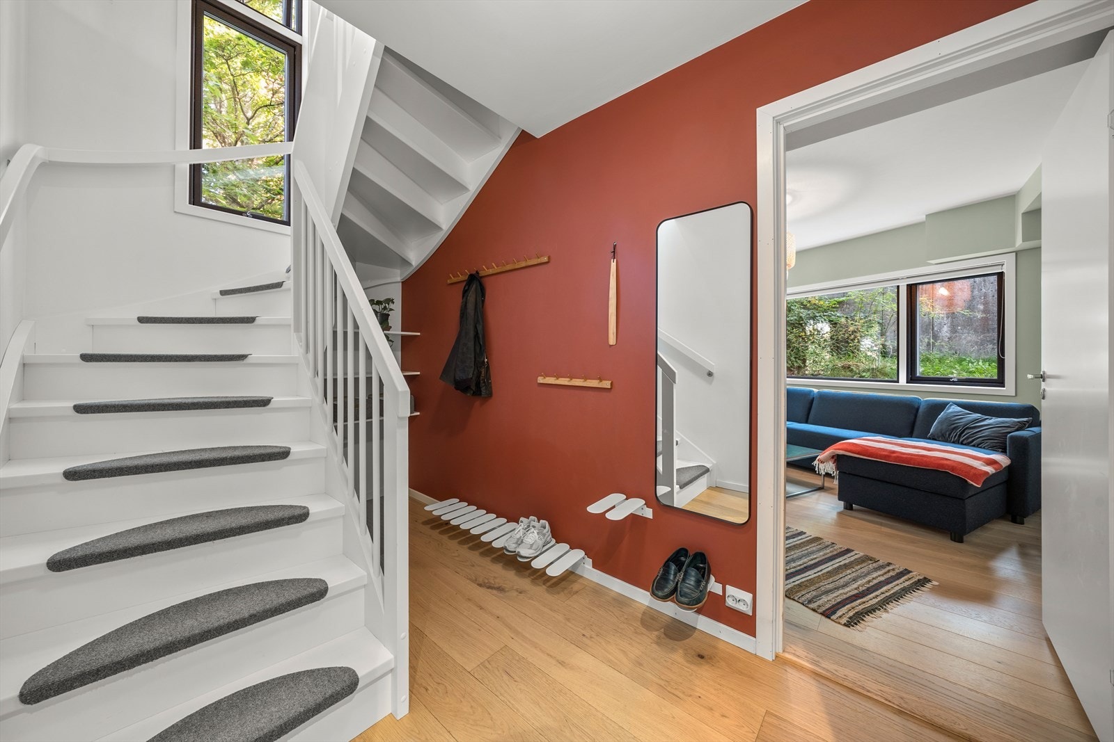 Inngangspartiet ligger i underetasjen. I trapperommet er det plass for garderobe på siden av trappen og i en nisje på motsatt vegg. Galleribilde