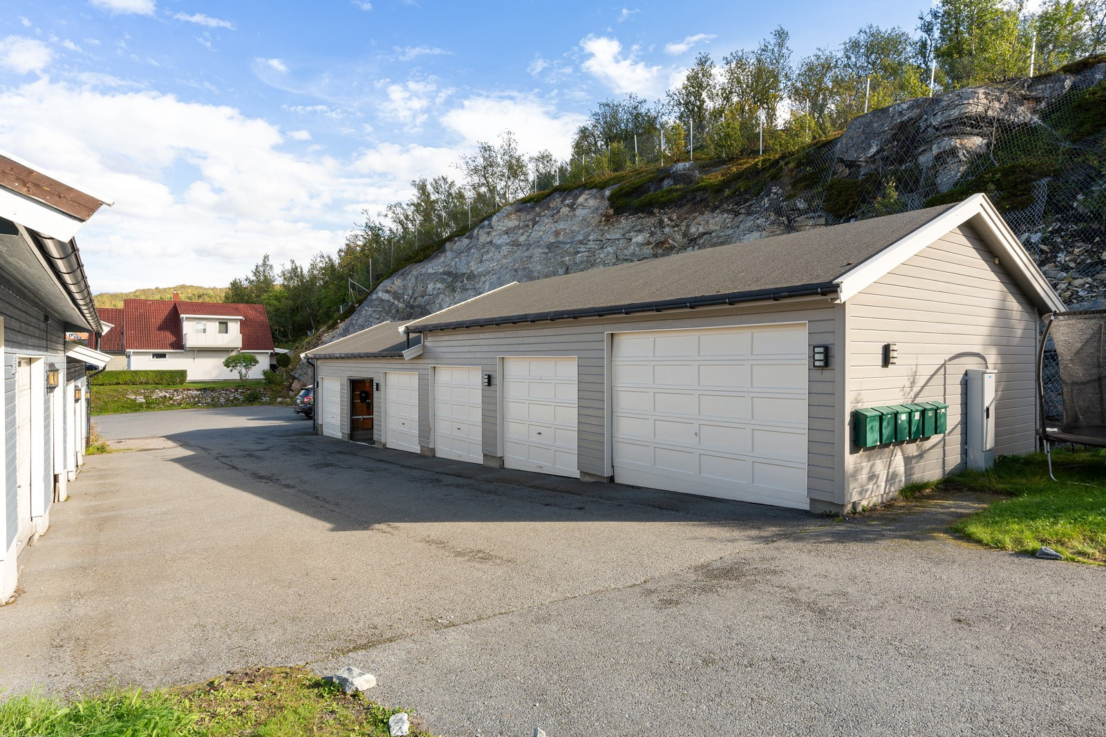 Parkering i garasjerekke. Det er etablert elbillader.