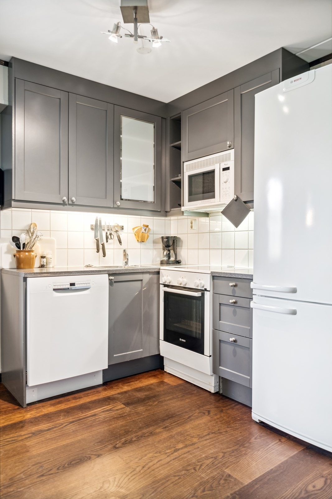 Plass for nødvendige hvitevarer - Brannslange i kjøkkenskap Galleribilde