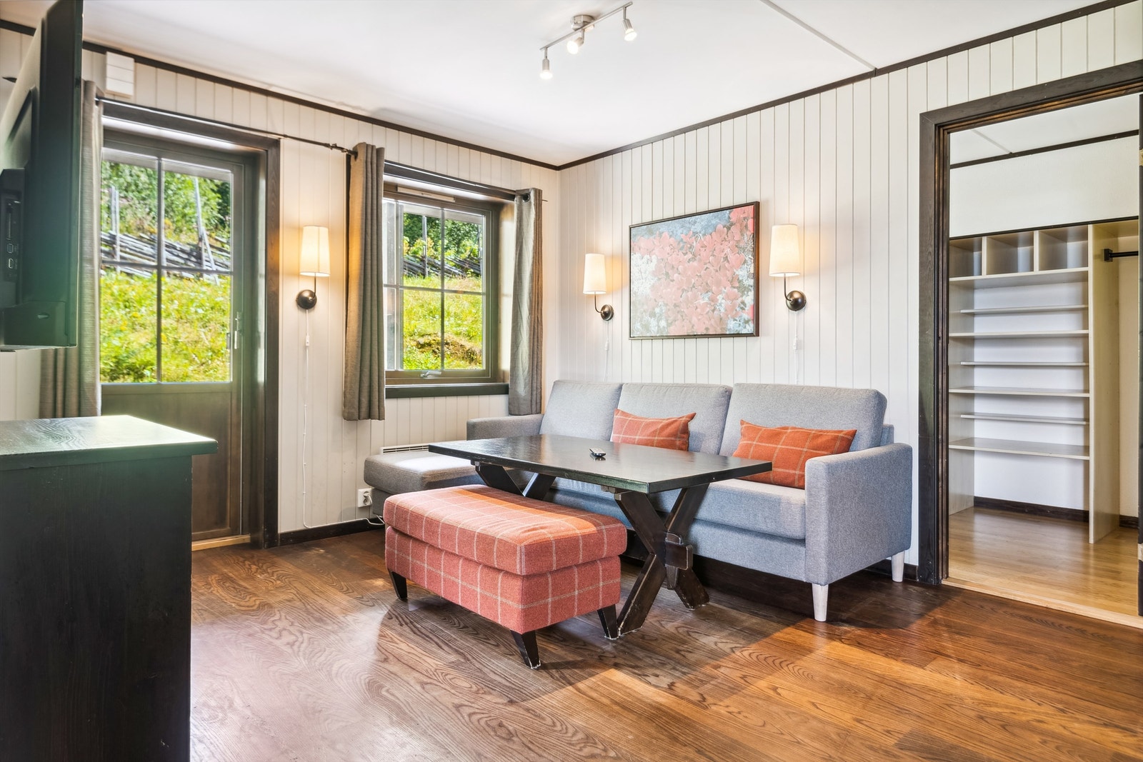 Fra stuen har du adkomst til begge soverommene og til baderom med badstue Galleribilde