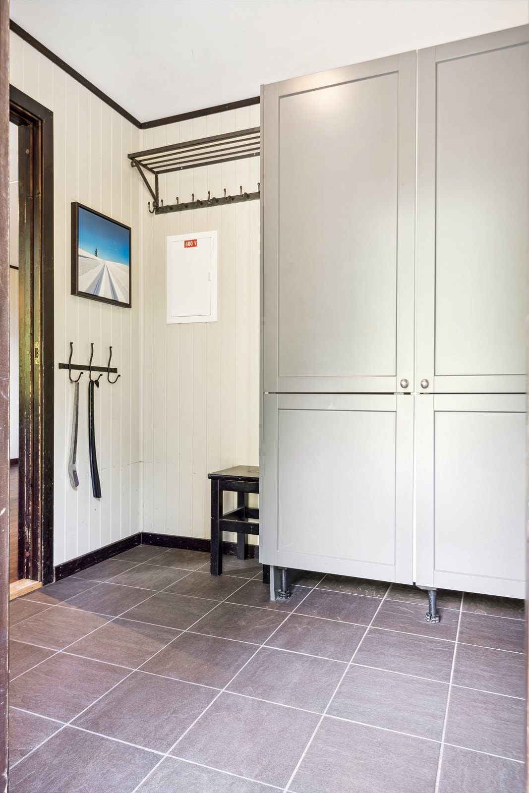 Vindfang med flislagt gulv, varmekabler og romslig med plass for ytterbekledningen Galleribilde