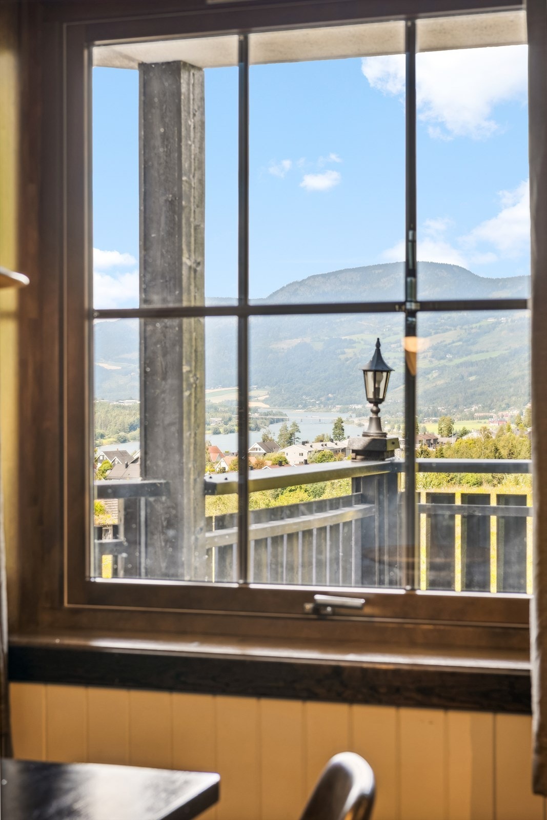 Utsikt til dalføret med elv og fjell Galleribilde