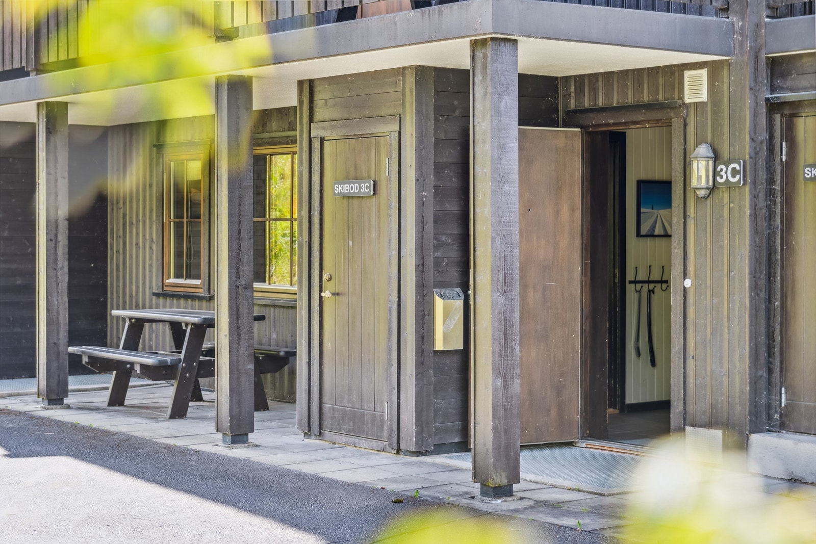 Entré med uteplass og egen skibod Galleribilde