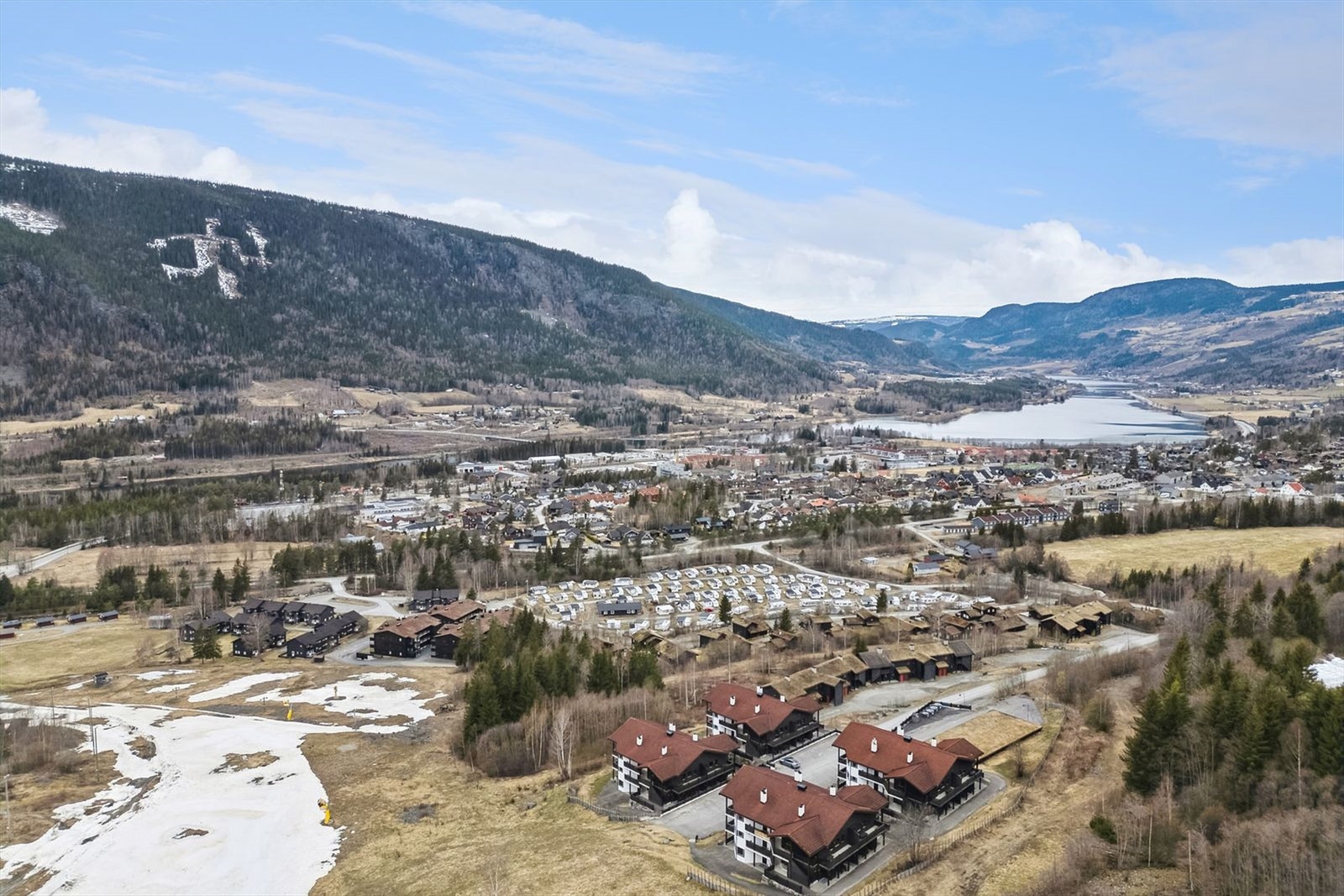 Kort vei til Øyer sentrum med bl.a. Lekeland Hafjell, Lilleputthammer, Hafjell Golf samt butikker og restauranter Galleribilde