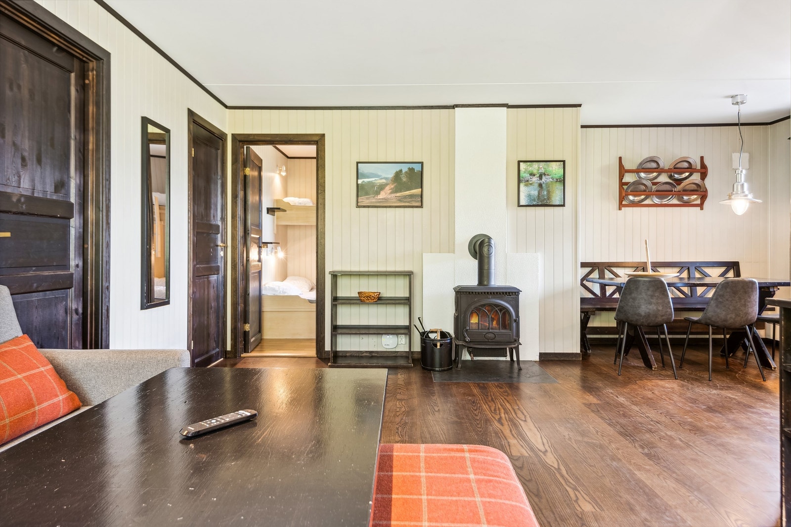 Romslig plass for både sofa og spisemøblement - Vedovn sentralt plassert i rommet Galleribilde