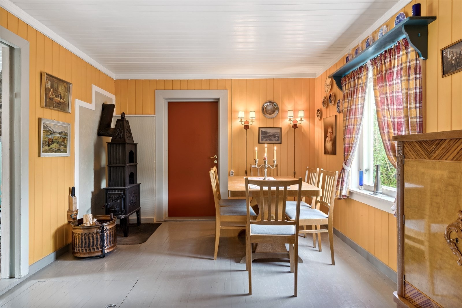 Hyggelig spisestue med vedovn. Galleribilde