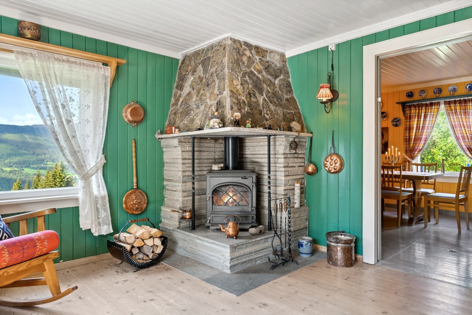 Vedovn i peis innbyr til varme og hygge på kalde dager. Galleribilde