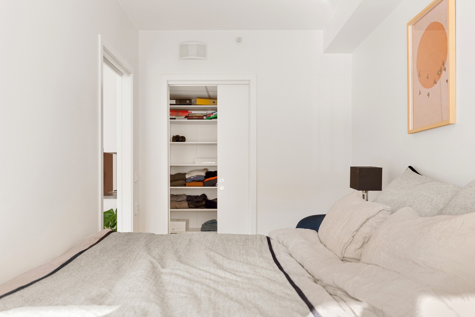 Fra soverommet er det tilgang til leilighetens bod som i dag brukes som et walk-in-closet Galleribilde