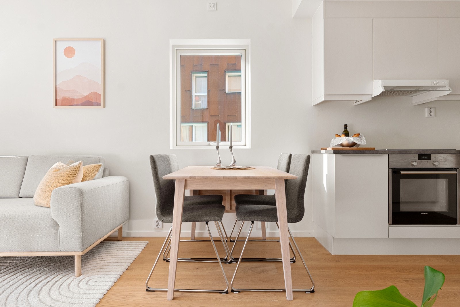 Plass til å innrede med både sofa- og spisegruppe. Galleribilde