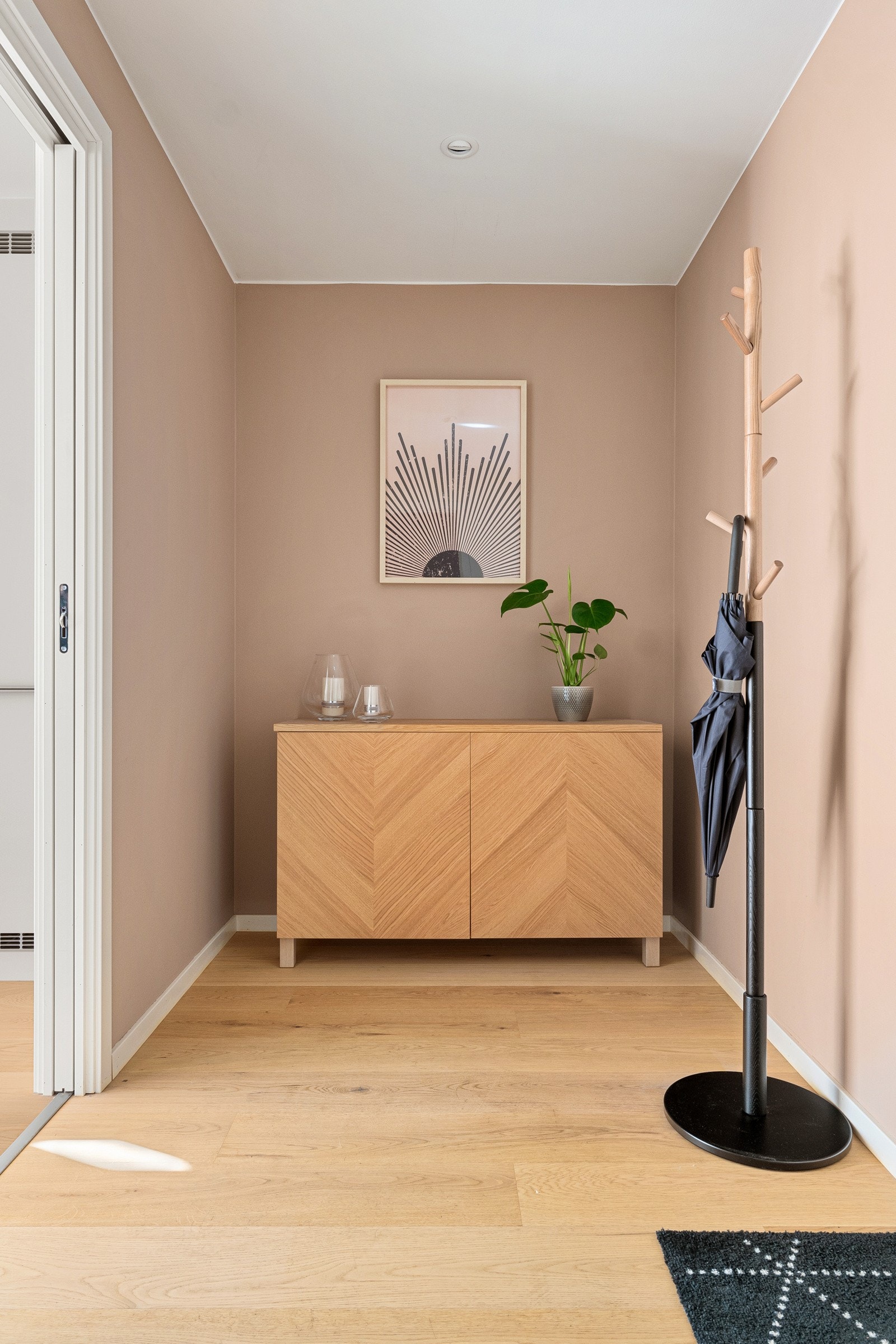 God plass til å henge fra seg yttertøy og sko. Galleribilde