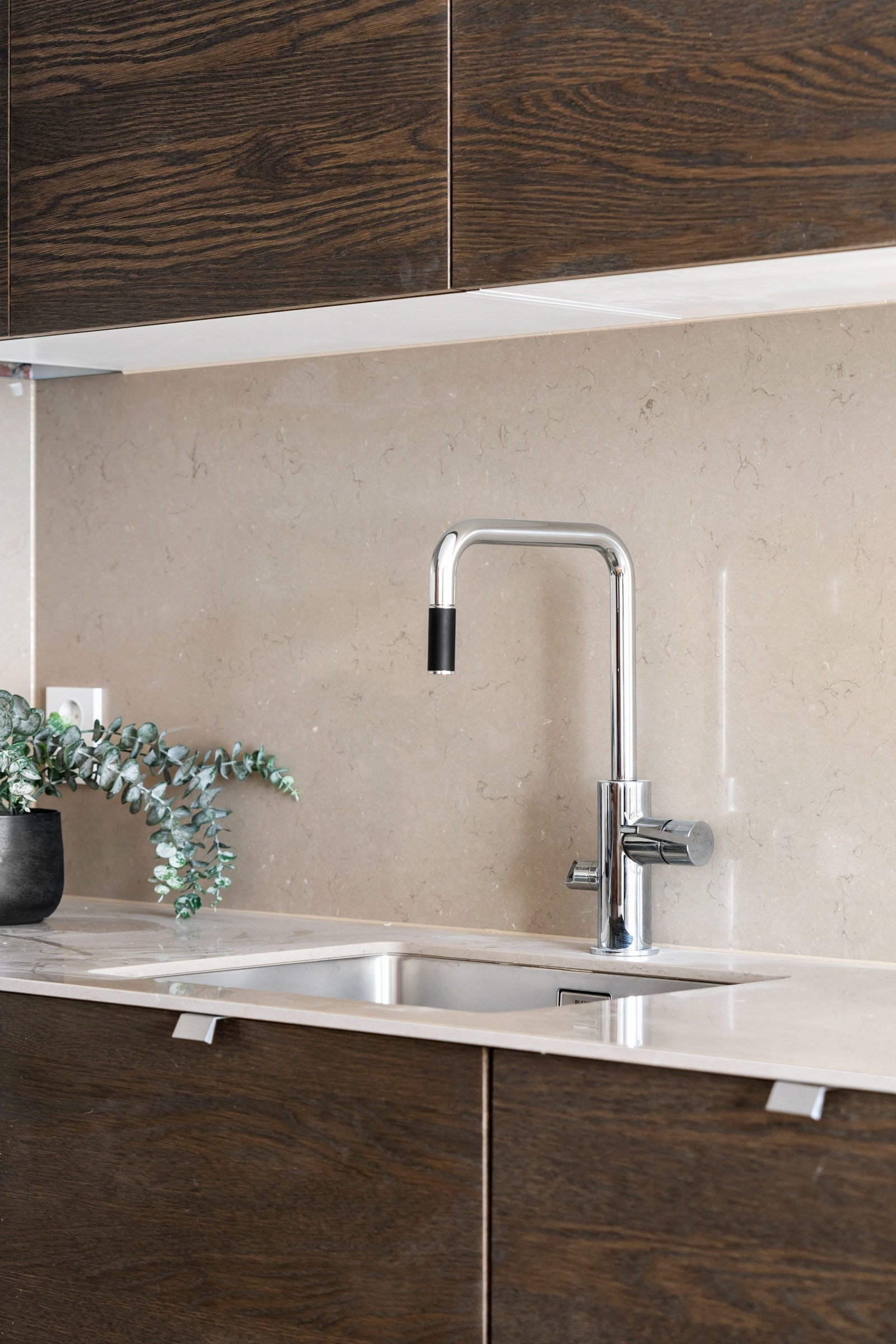 Kjøkkenet har en pen nedfellt vask. Galleribilde