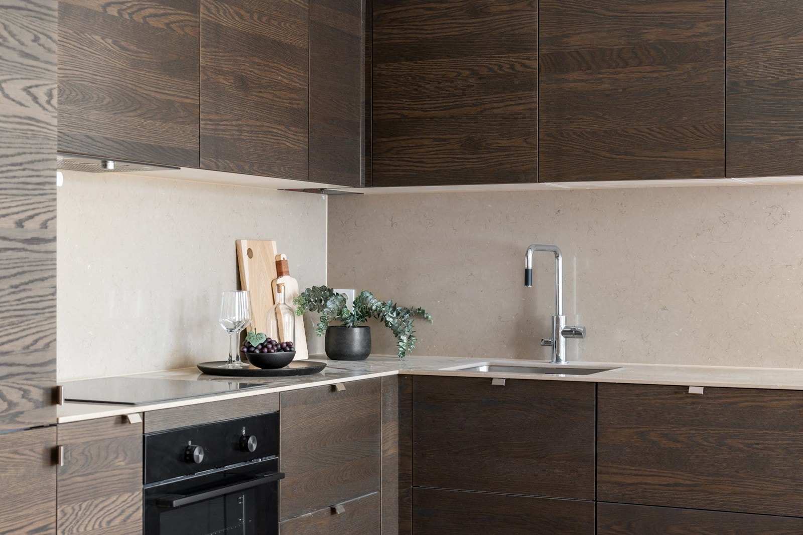 Kjøkkeninnredningen har svært god oppbevaringsplass i skuffer og overskap. Galleribilde