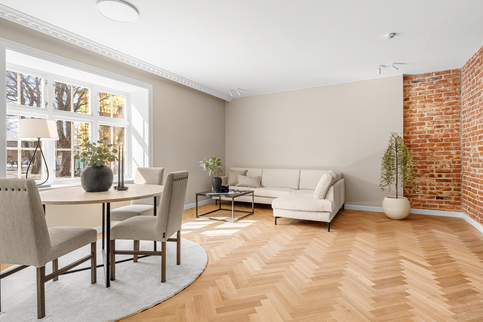 Flott åpen stue- og kjøkkenløsning på hele 30 kvm. Galleribilde