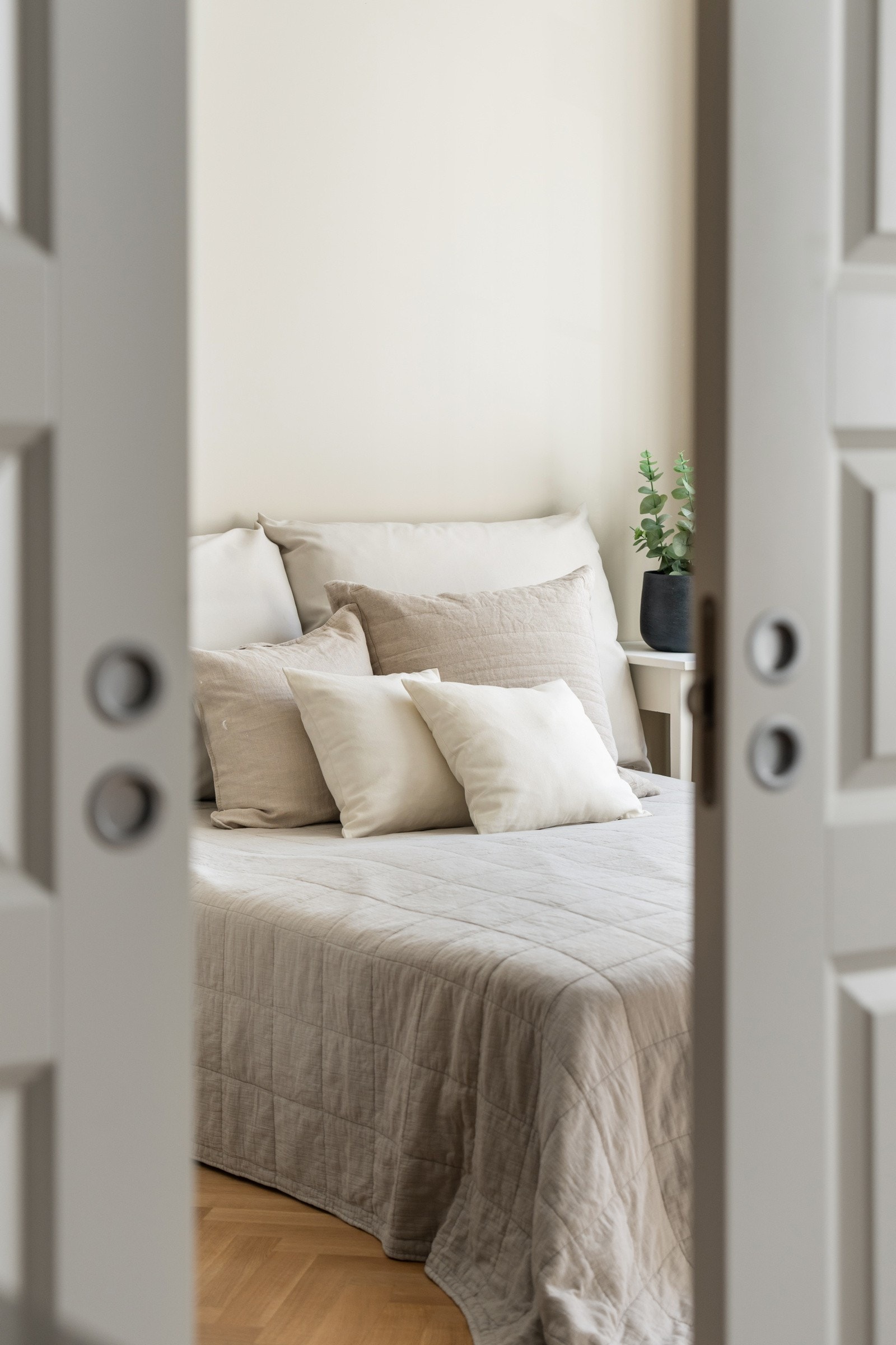 Rommene er malt i lyse farger som gjør det enkelt å supplere med egne møbler. Galleribilde