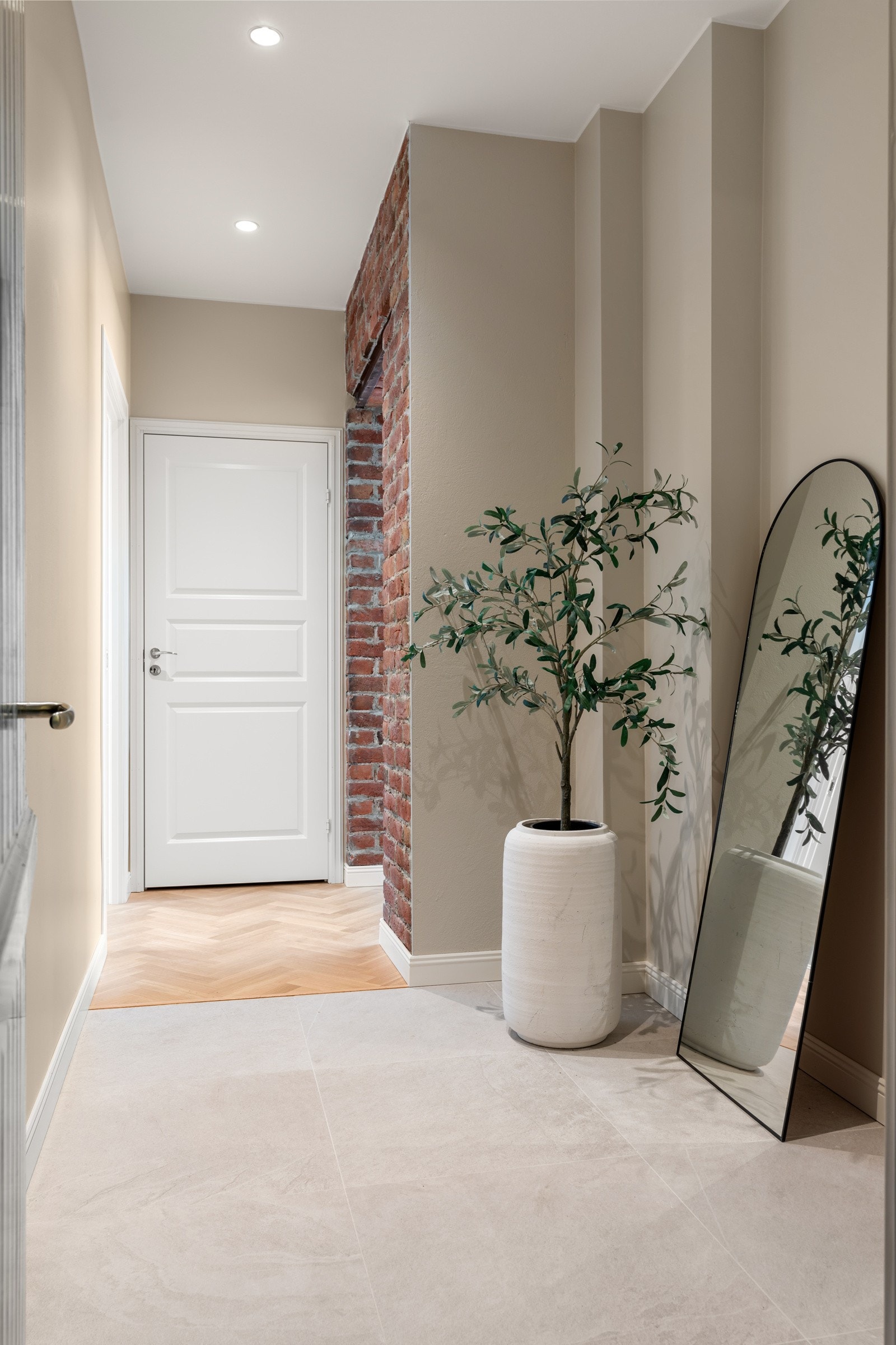 Flislagt entré på ca. 6 kvm med god plass til oppbevaring av sko og yttertøy. Galleribilde