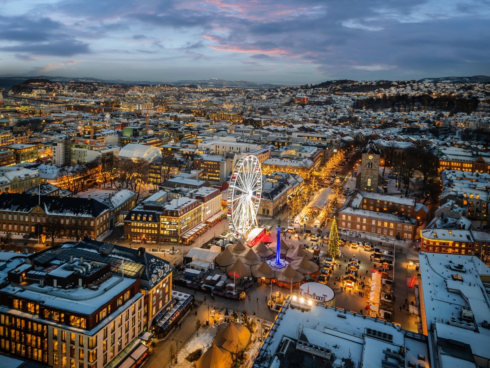 Boligen er sentralt plassert med gangavstand til blant annet Trondheim Torg med alt man skulle trenge av butikker og servicetilbud. Galleribilde