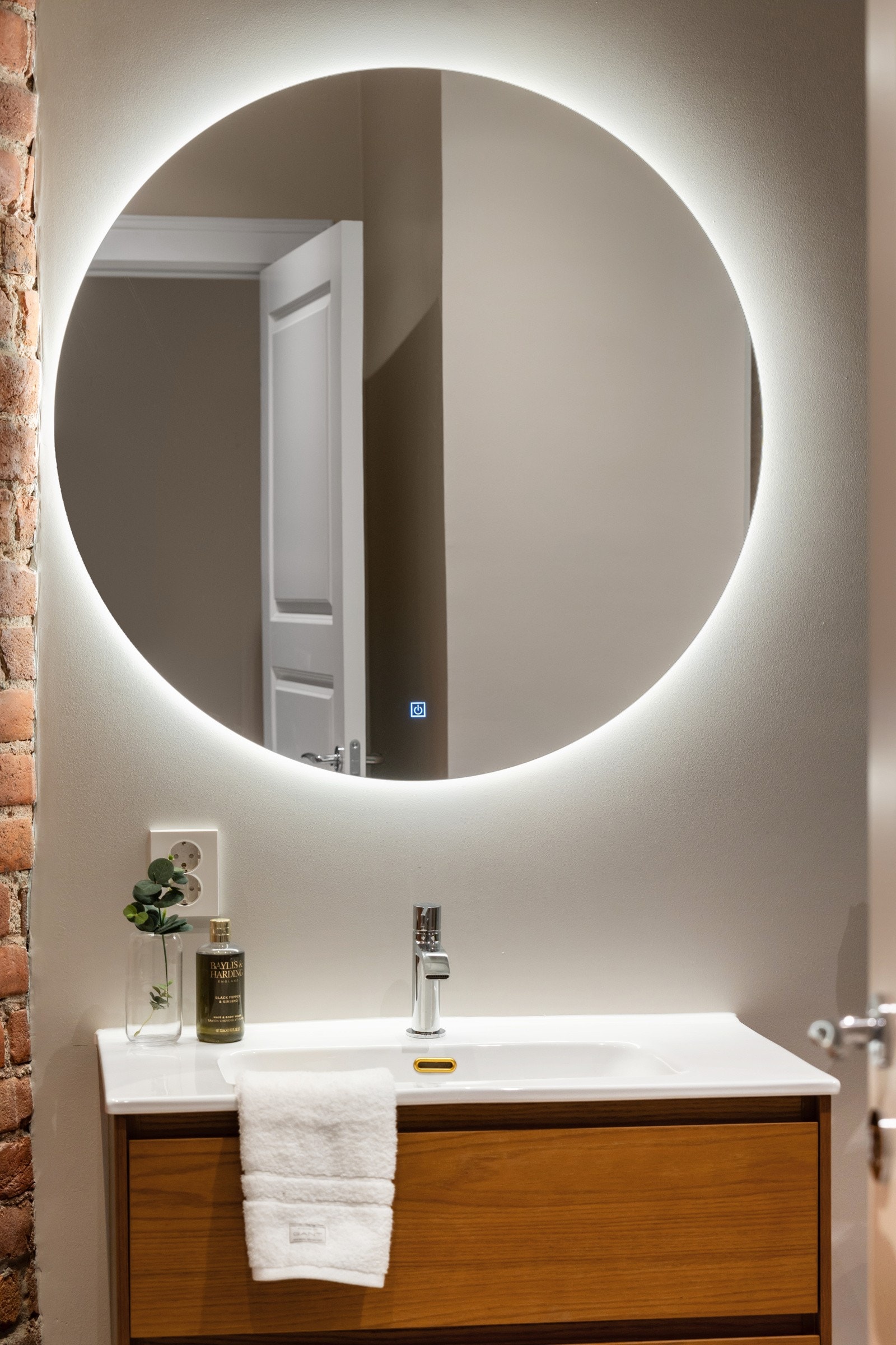 Speil med lys bak, gir godt med lys på badet. Galleribilde