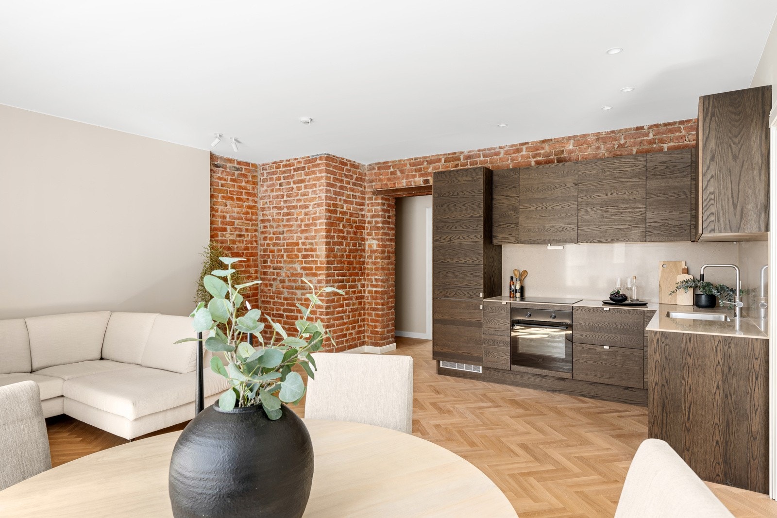 Kjøkkenet er praktisk plassert og skaper en svært sosial atmosfære i rommet. Galleribilde