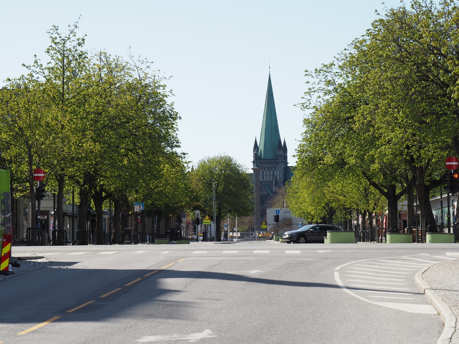 Munkegata med vakre Nidarosdomen i bakgrunnen. Galleribilde