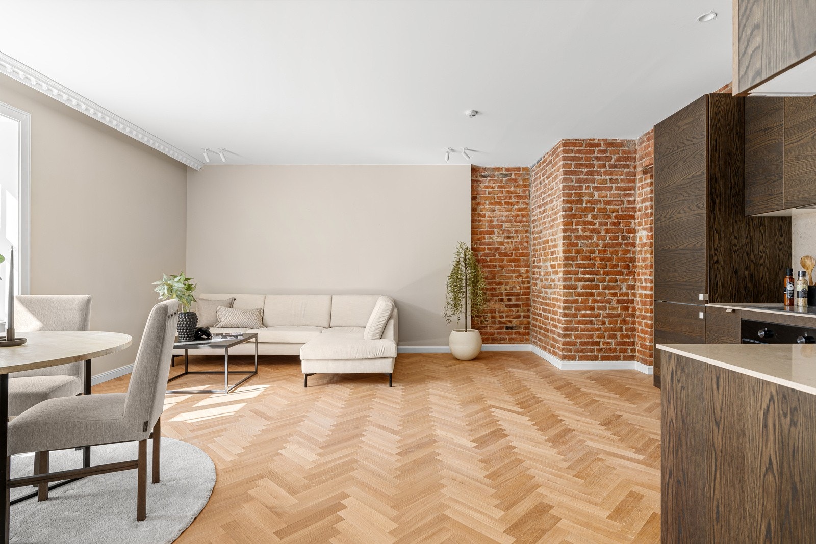 Vinduene samt den stilfulle murveggen gir boligen elegante kontraster. Galleribilde