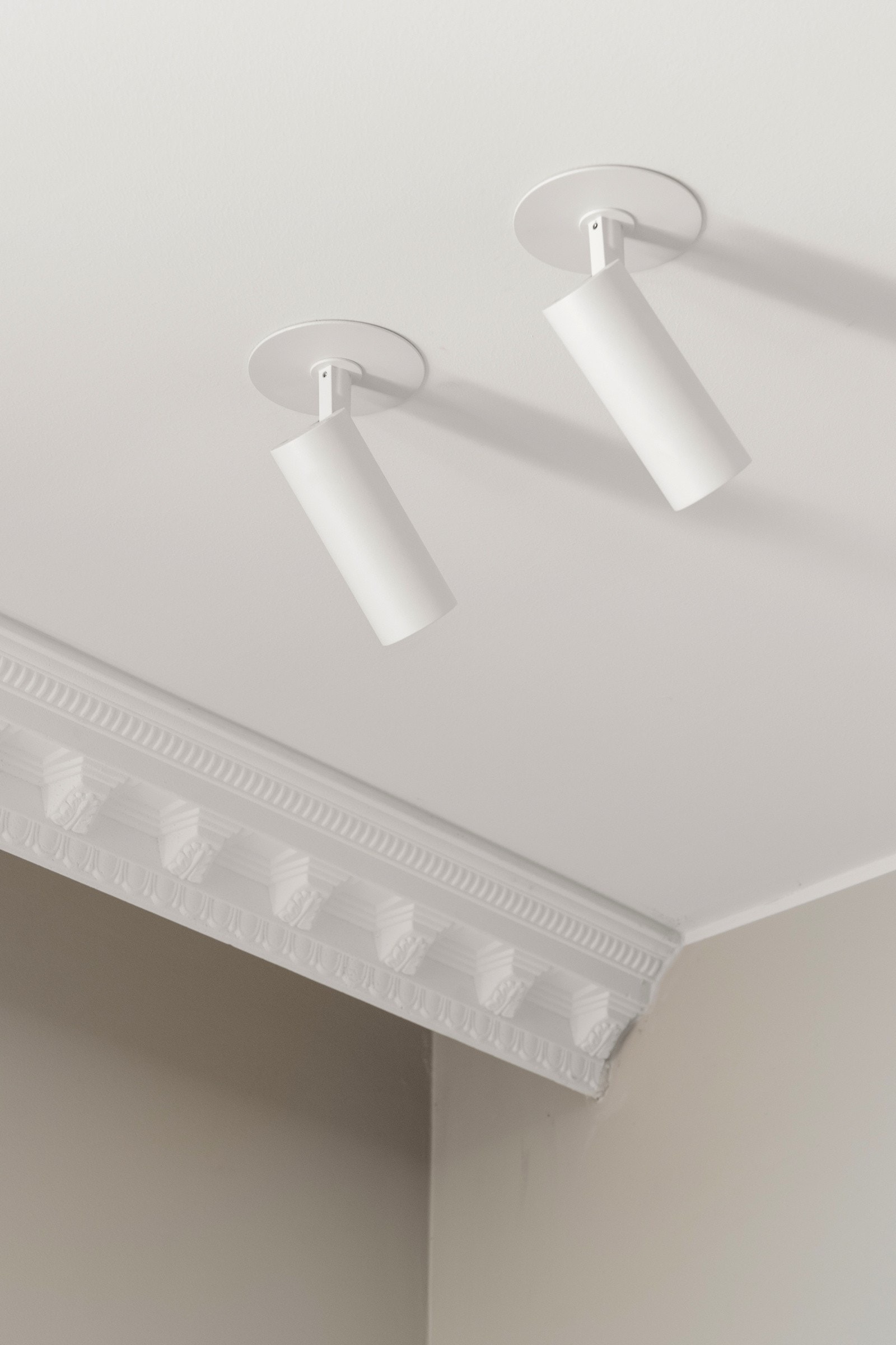 Boligen har fine detaljer både i belysning og lister. Galleribilde