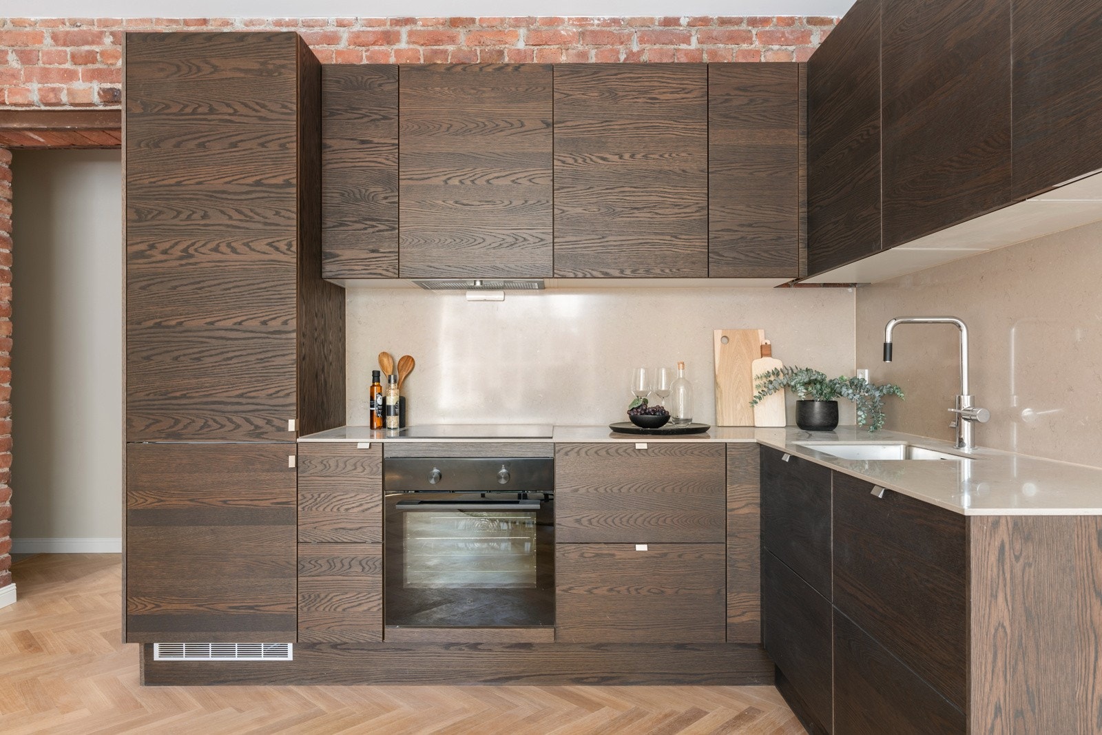 Kjøkkenet er praktisk med integrerte hvitevarer. Galleribilde