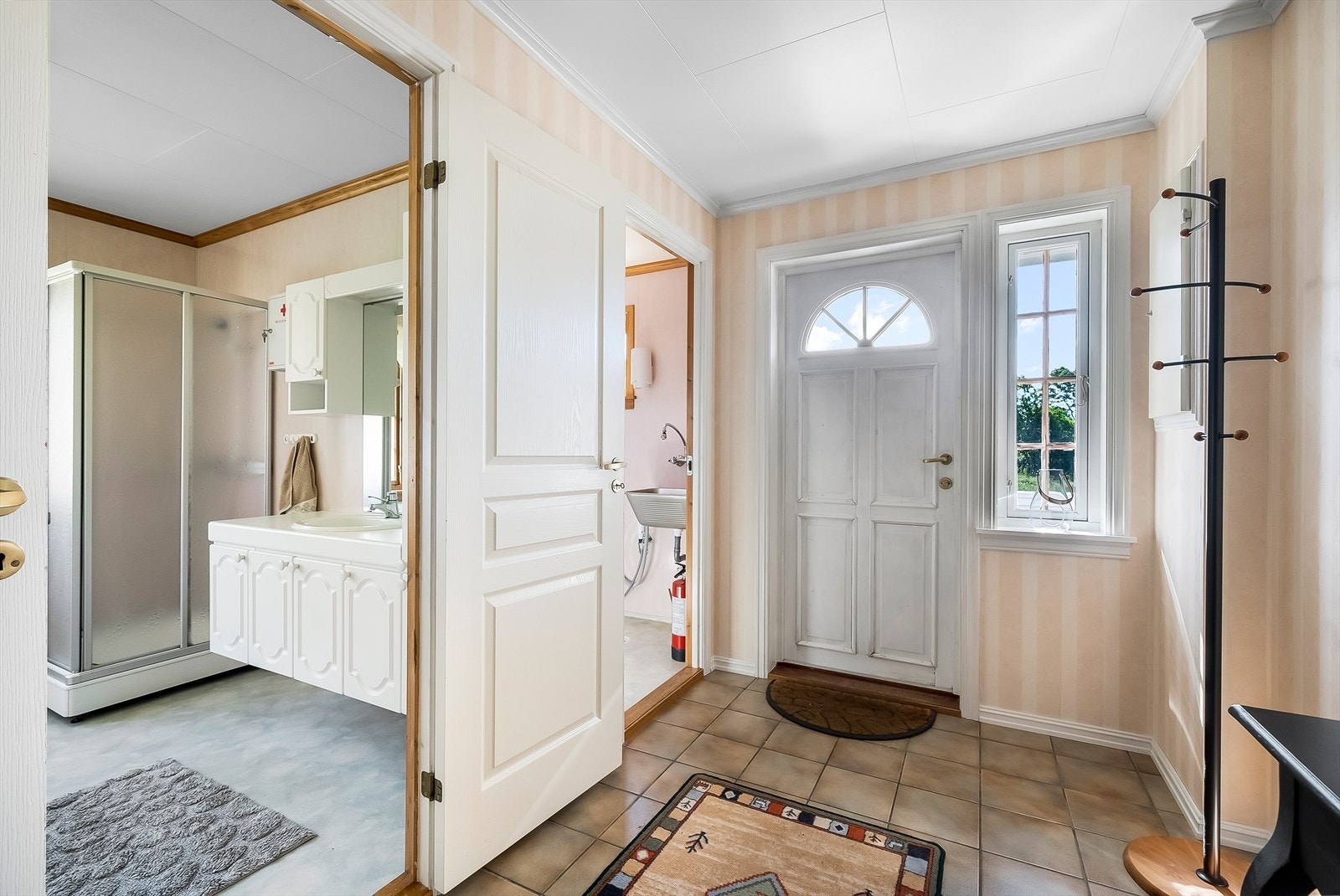 Inngangsparti med avkledningsplass. Galleribilde