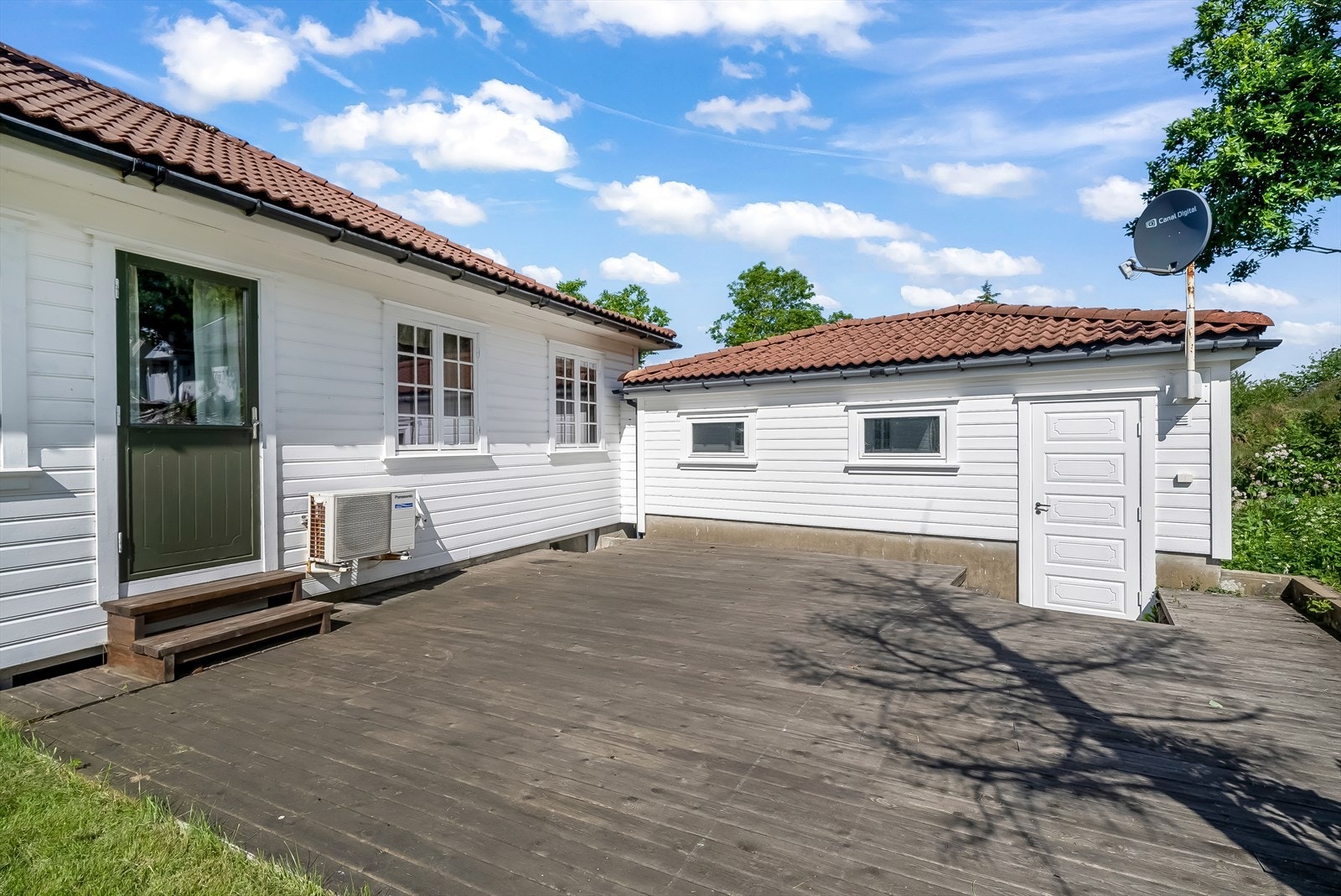Usjenert terrasse bak boligen. Galleribilde