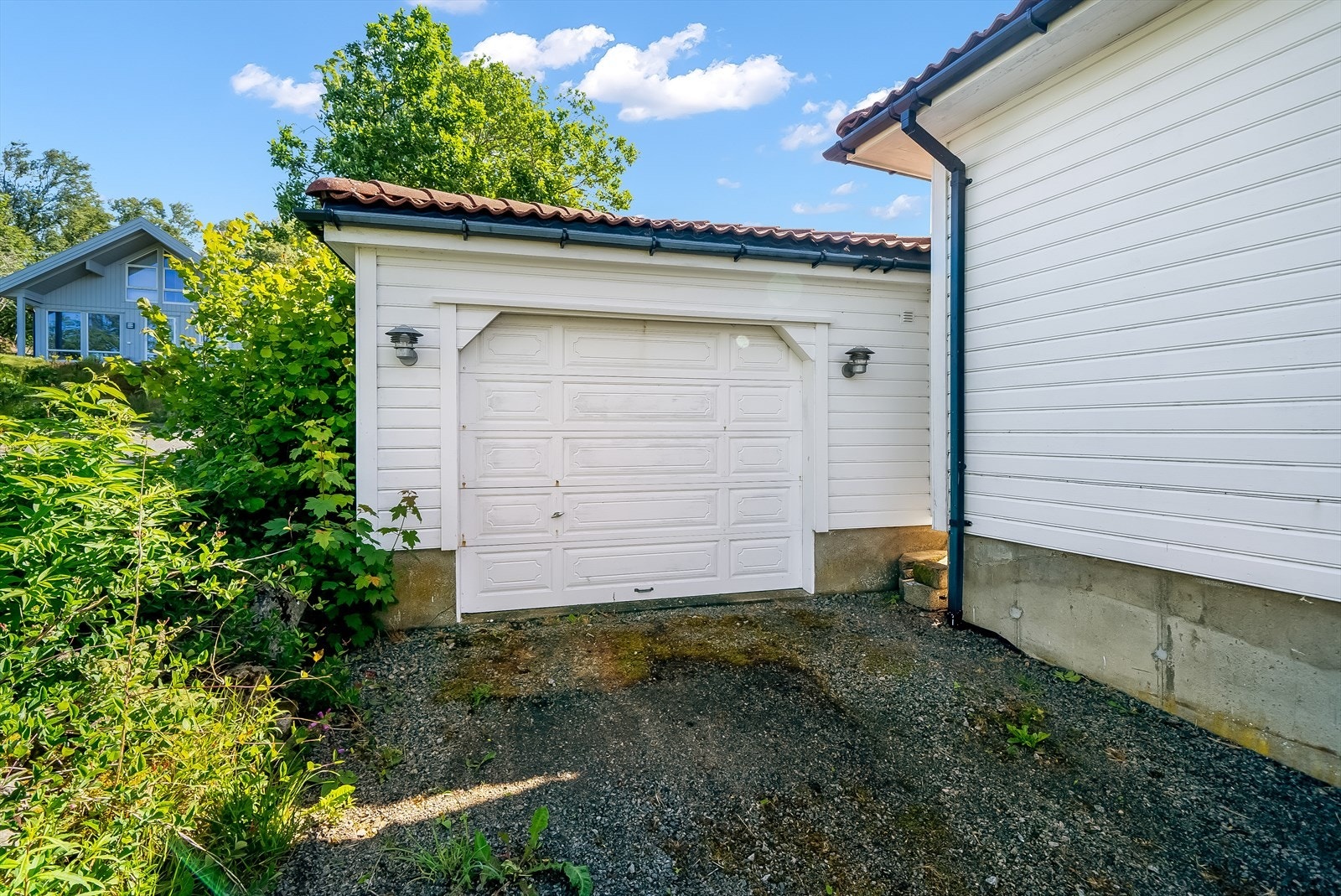 Garasje med automatisk portåpner. Galleribilde