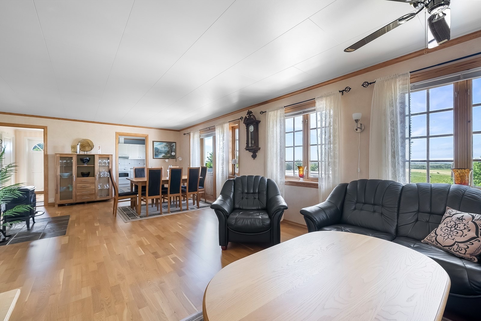 Stuens utforming gir rom for møblering i 2 soner. Galleribilde