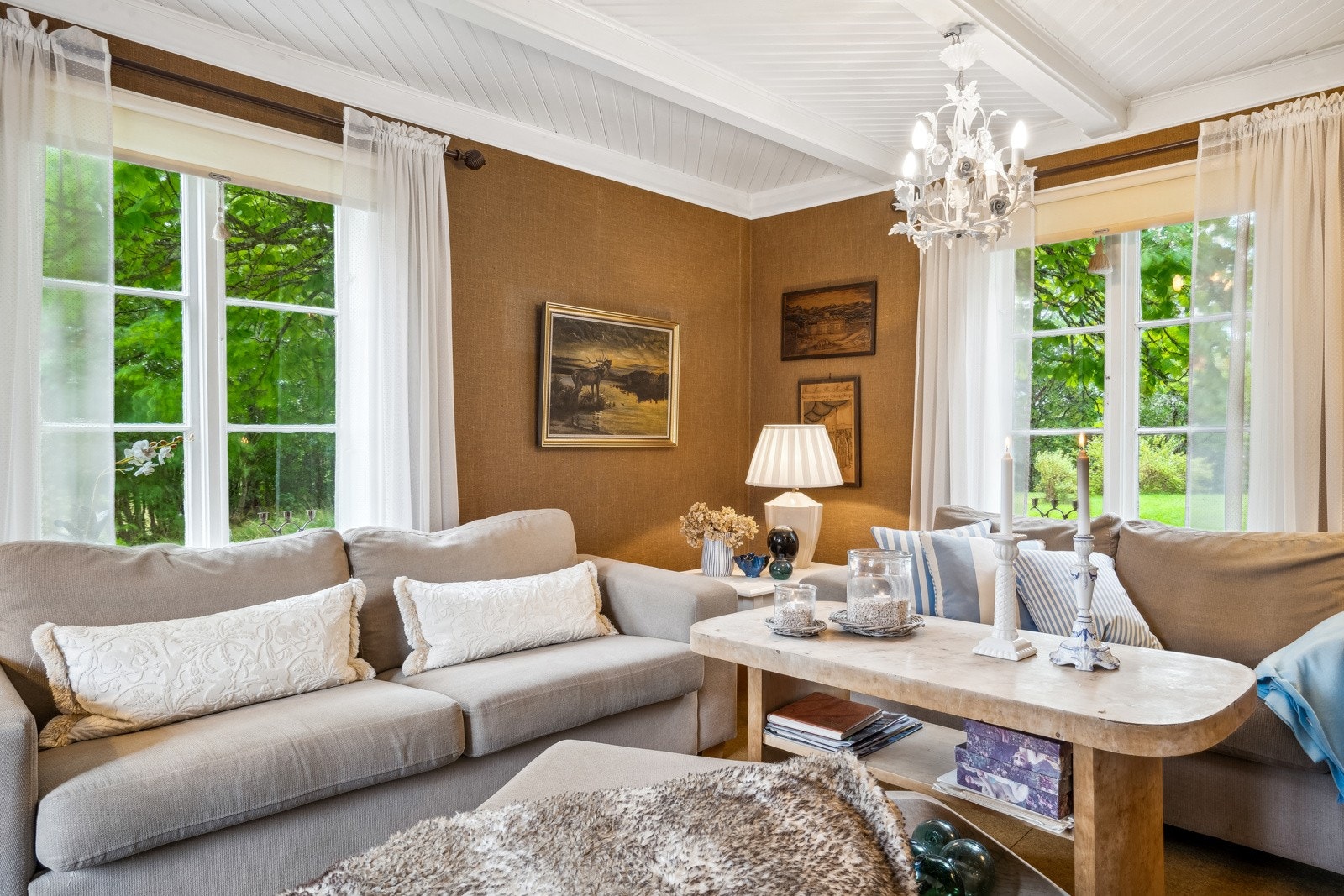 Det er gjennomgående godt med dagslys fra de store vindusflatene. Galleribilde