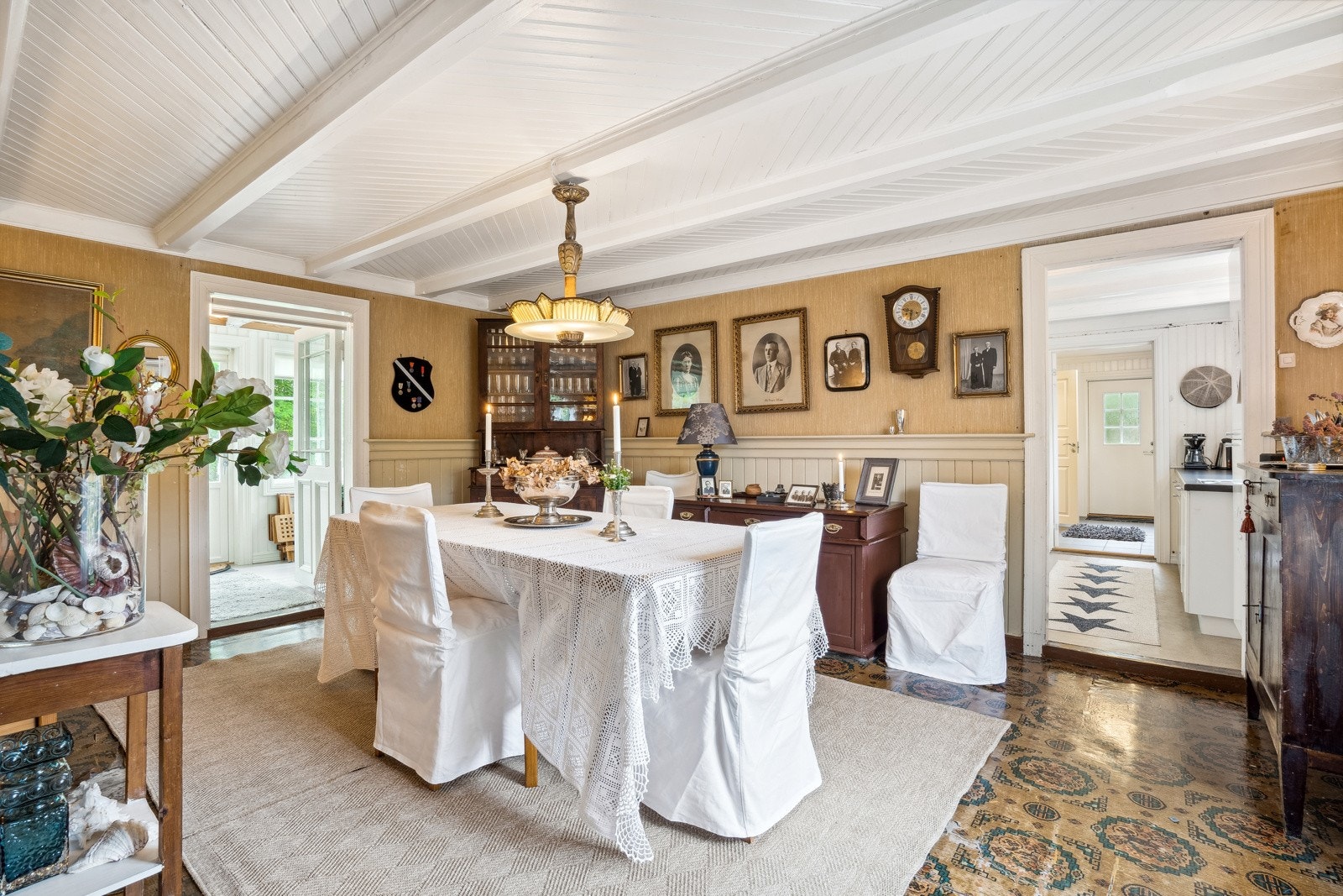 Det er rikelig med plass til ønsket spisestuestørrelse. Galleribilde