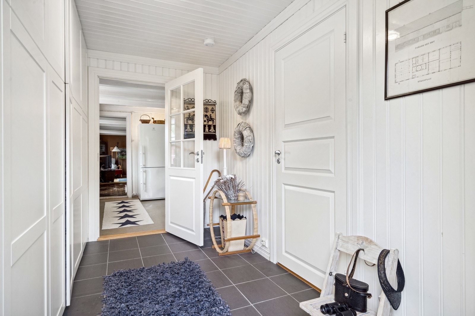 Gangens gulvoverflater er belagt med flis og har varme fra 2014. Galleribilde