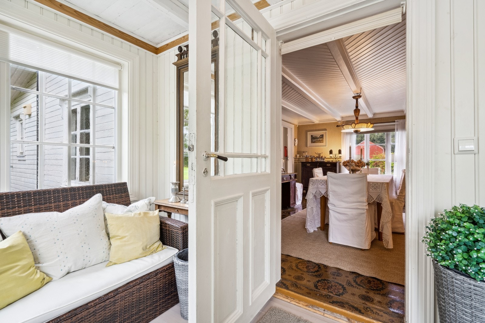 Det er tilbygd en herlig vinterhage, som er en naturlig forlengelse av stuen. Galleribilde