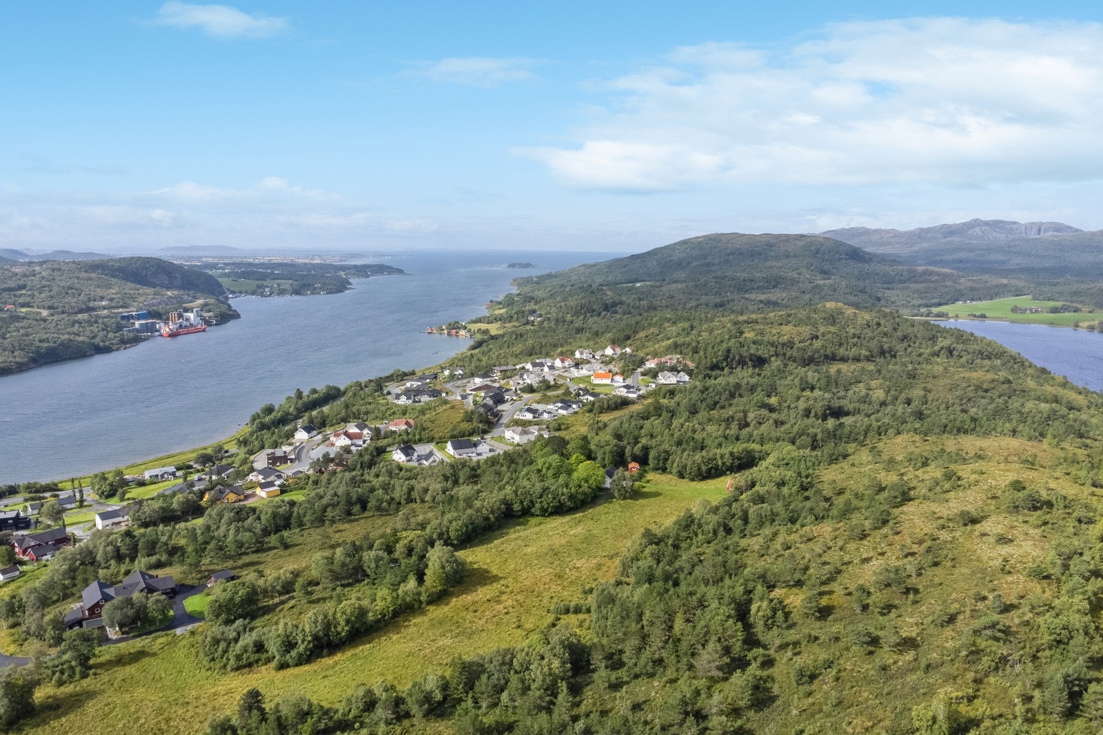 Det er kort distanse til Bjugn sentrum med barnehager, skoler og hverdagsfasiliteter. Galleribilde