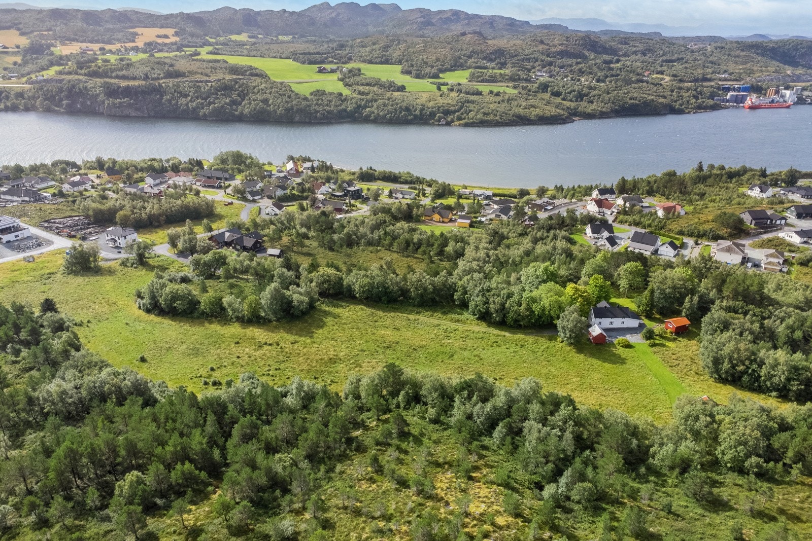 Vi ønsker å fremheve mulighetene for utbyggelse av tomten. Eiendommen er tilkoblet off. vann og avløp, og er regulert i kommunedelplanen til boligbebyggelse. Galleribilde