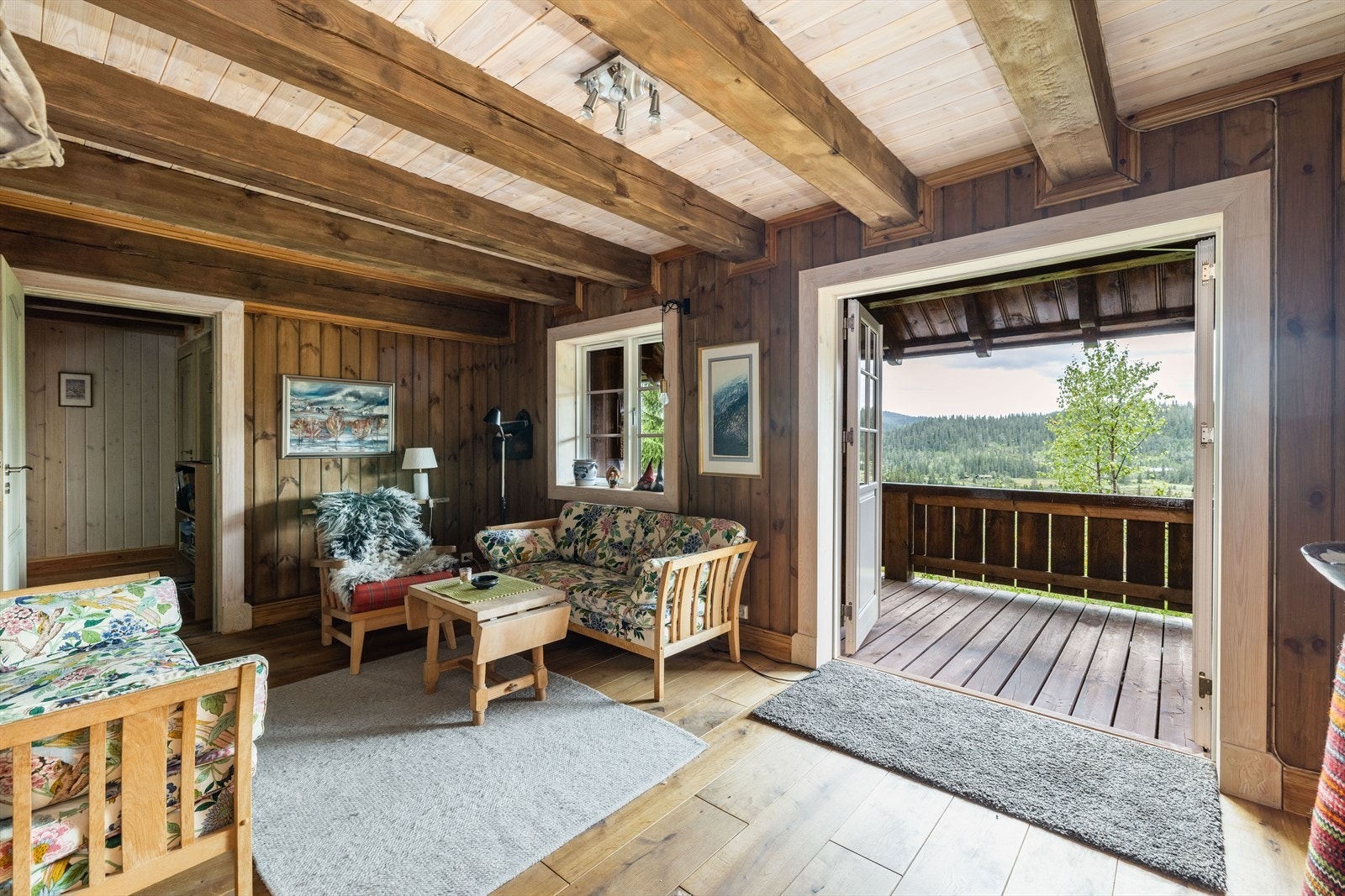 Her er det fin plass til sofagruppe og mediemøblement, samt er det utgang til overbygget terrassedel mot syd. Galleribilde