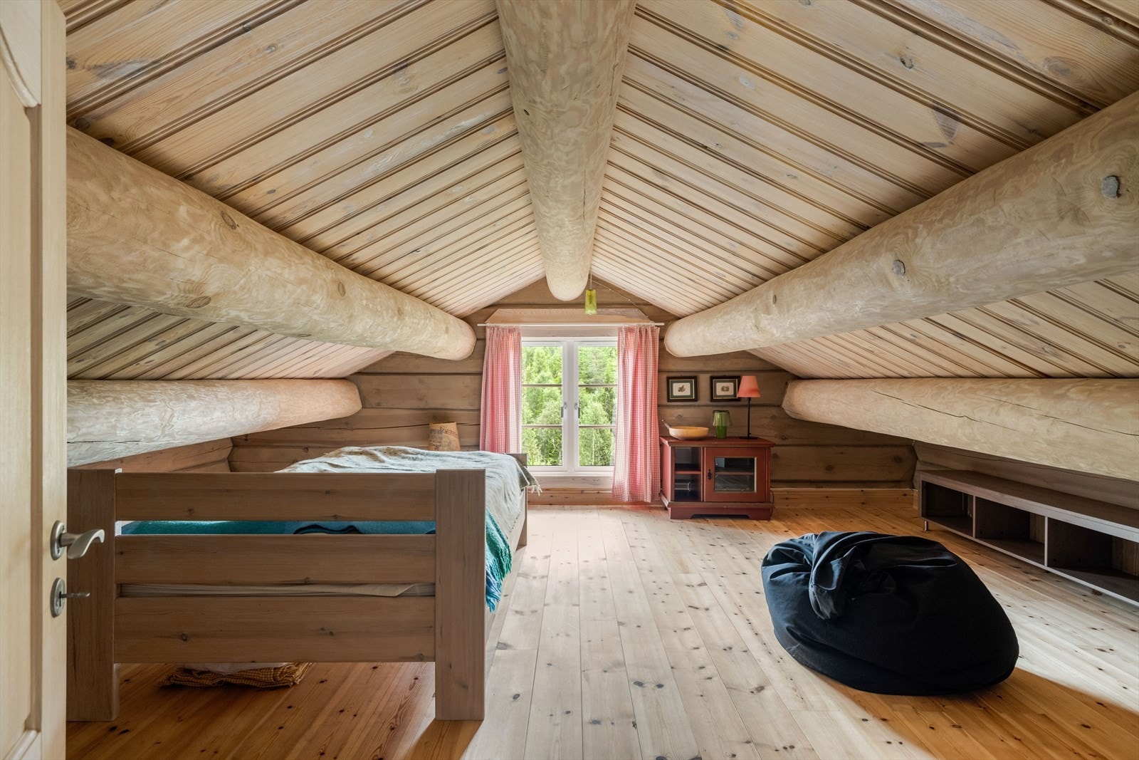 Soverom på hemsen er i dag innredet med én sengeplass. Hemsen har lav takhøyde og er ikke medregnet i oppgitte arealer. Galleribilde