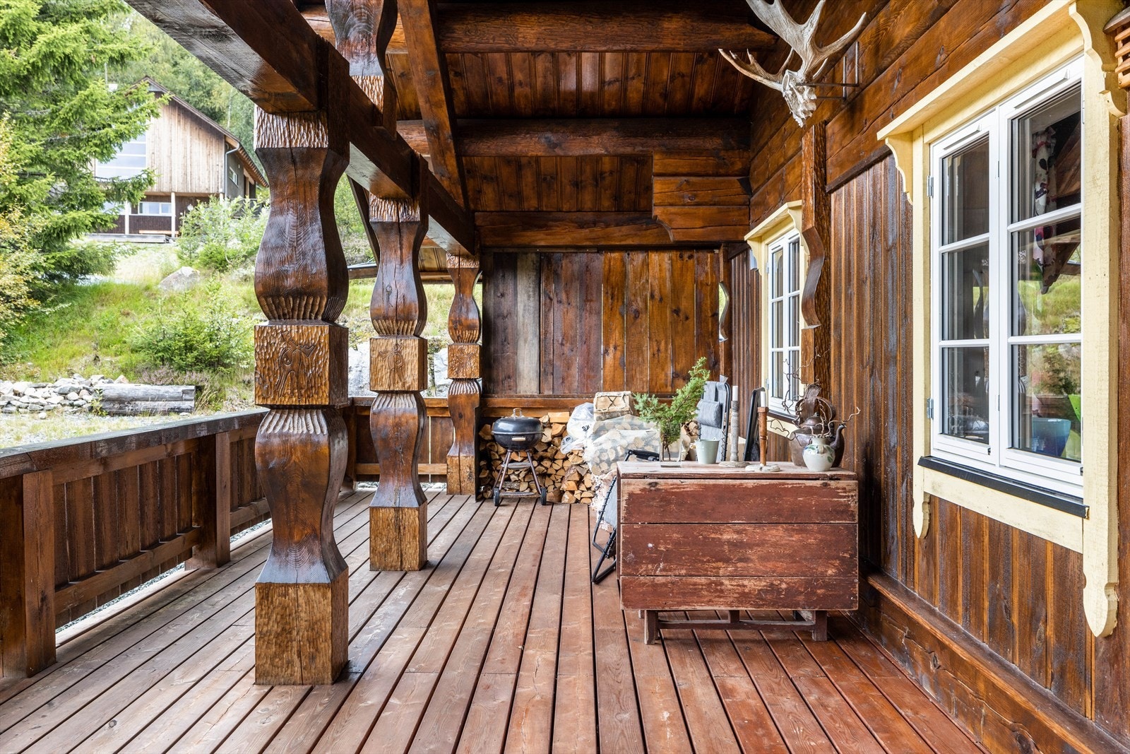 Store deler av terrassen er overbygget, som skaper en lun og behagelig uteplass. God plass til utemøblement. Galleribilde