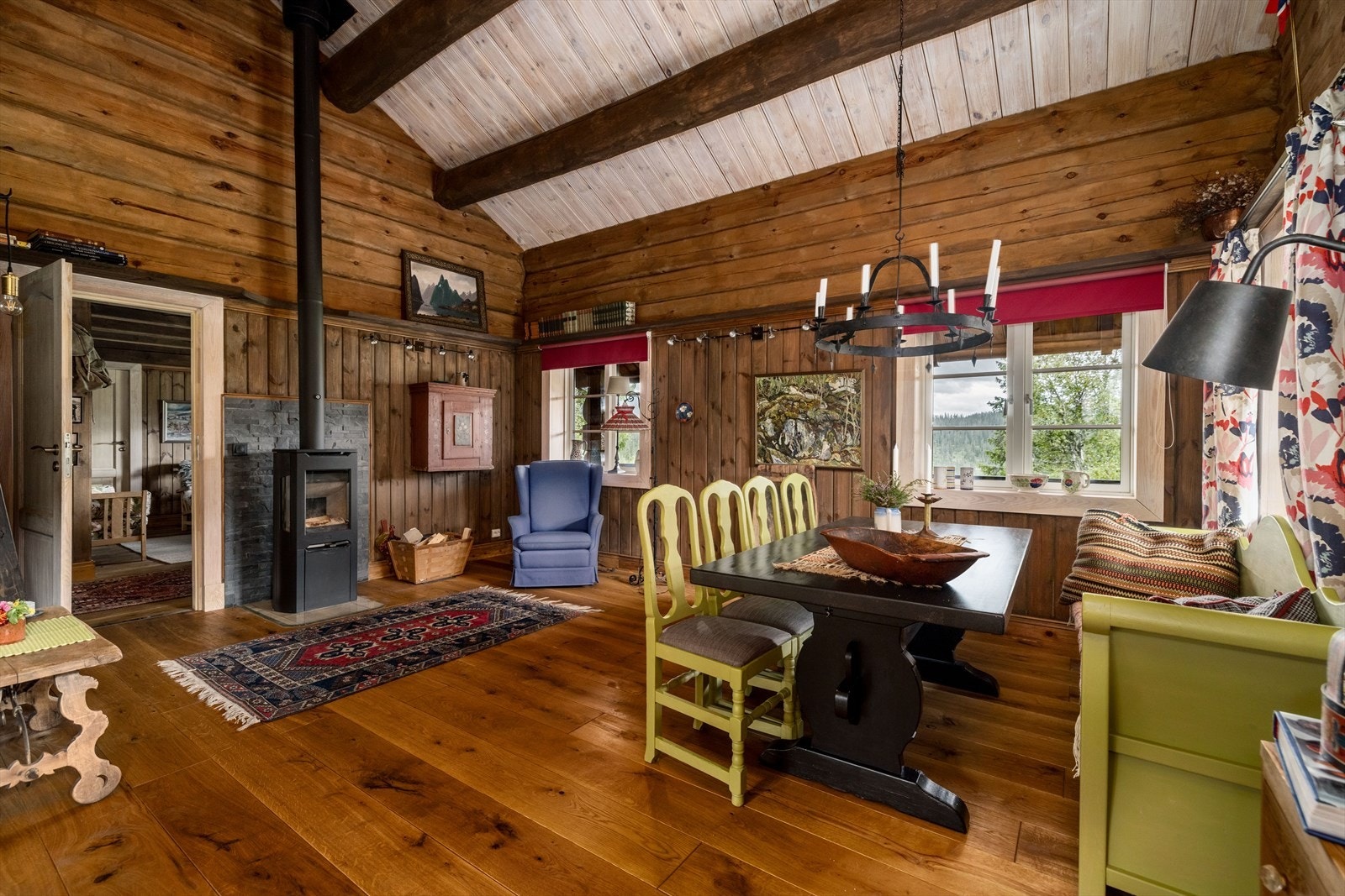 I stuen er det også installert en pen, moderne vedovn, som sørger for lun og god varme vinterstid. Underlagsplate i klart glass. Galleribilde