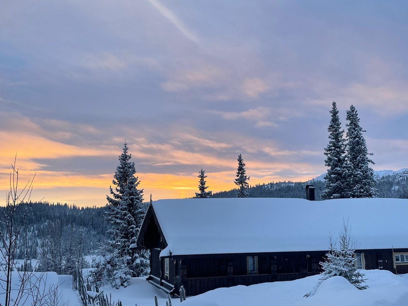 Selgers private bilder - vinterbilde av hytta - Galleribilde