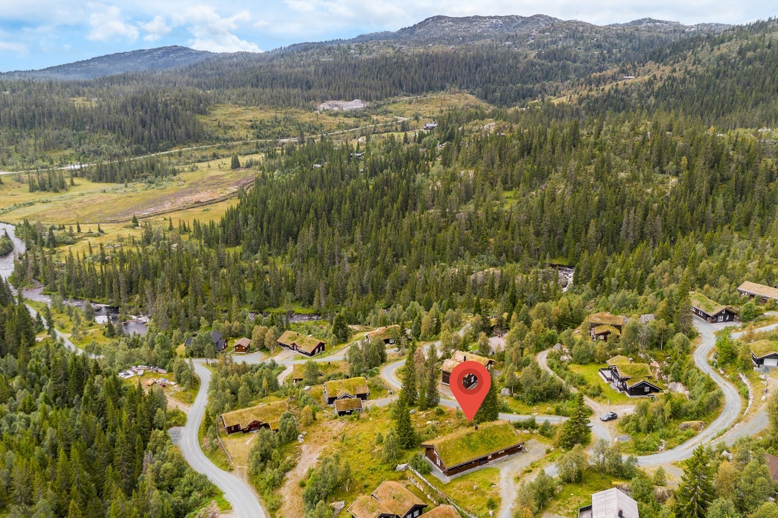 Nærhet til flere flotte tur- og rekreasjonsområder, med mulighet for skogsturer og toppturer sommerstid, samt skiturer vinterstid. Galleribilde