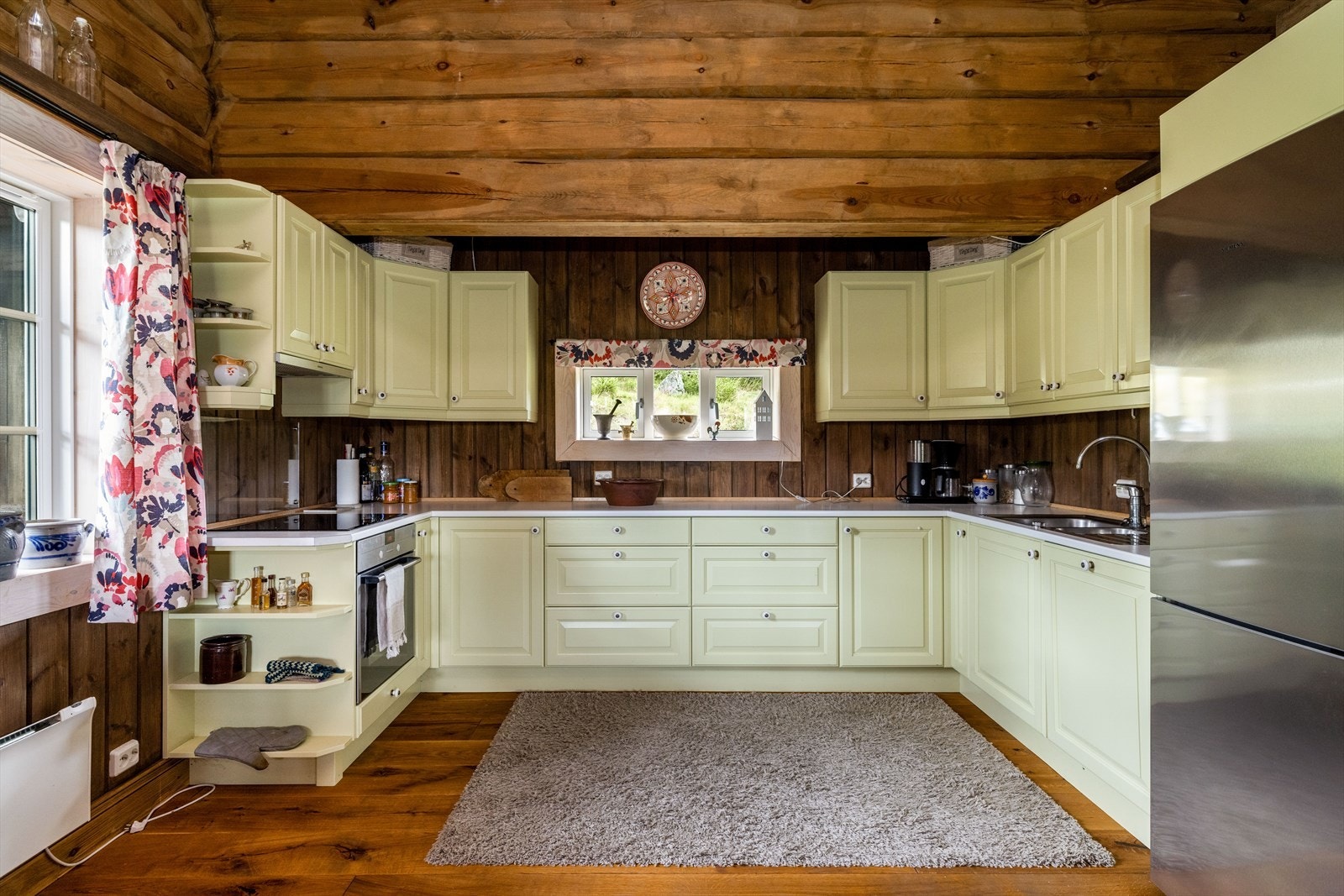 Godt med skapplass og fronter i profilert utførelse. Laminat benkeplate med gode arbeidsflater, nedfelt platetopp og benkebeslag. Galleribilde