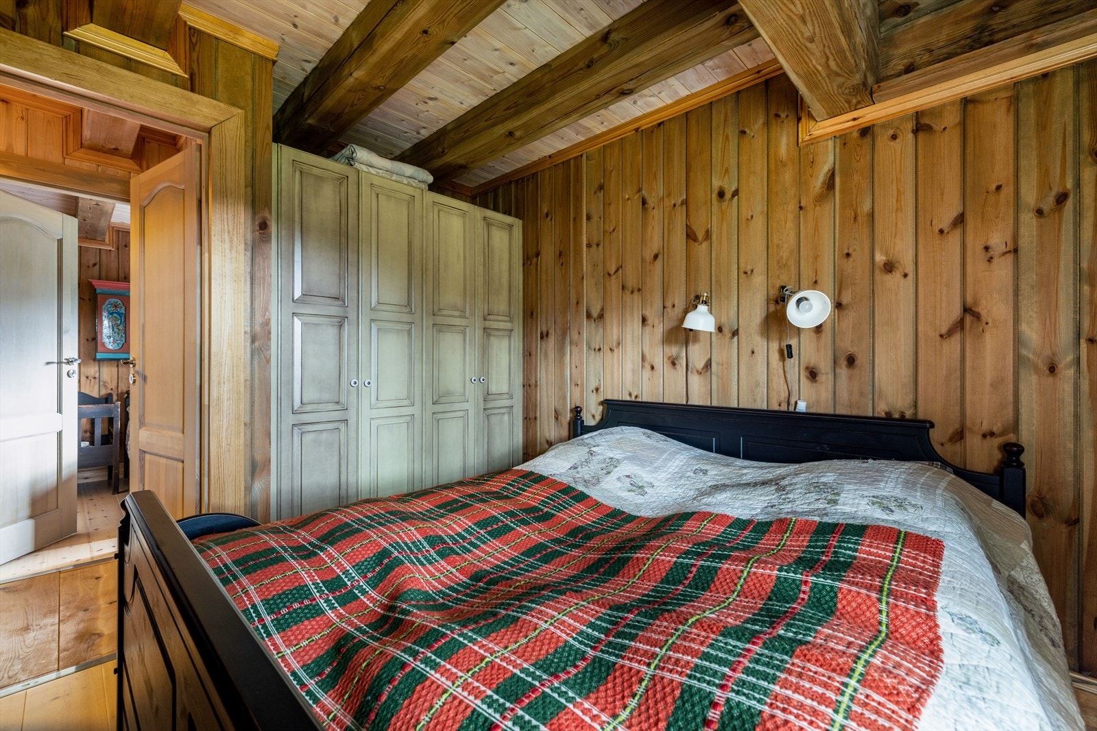 Hovedsoverommet er av god størrelse, med god plass til dobbeltseng og to doble garderobeskap for klesoppbevaring. Galleribilde