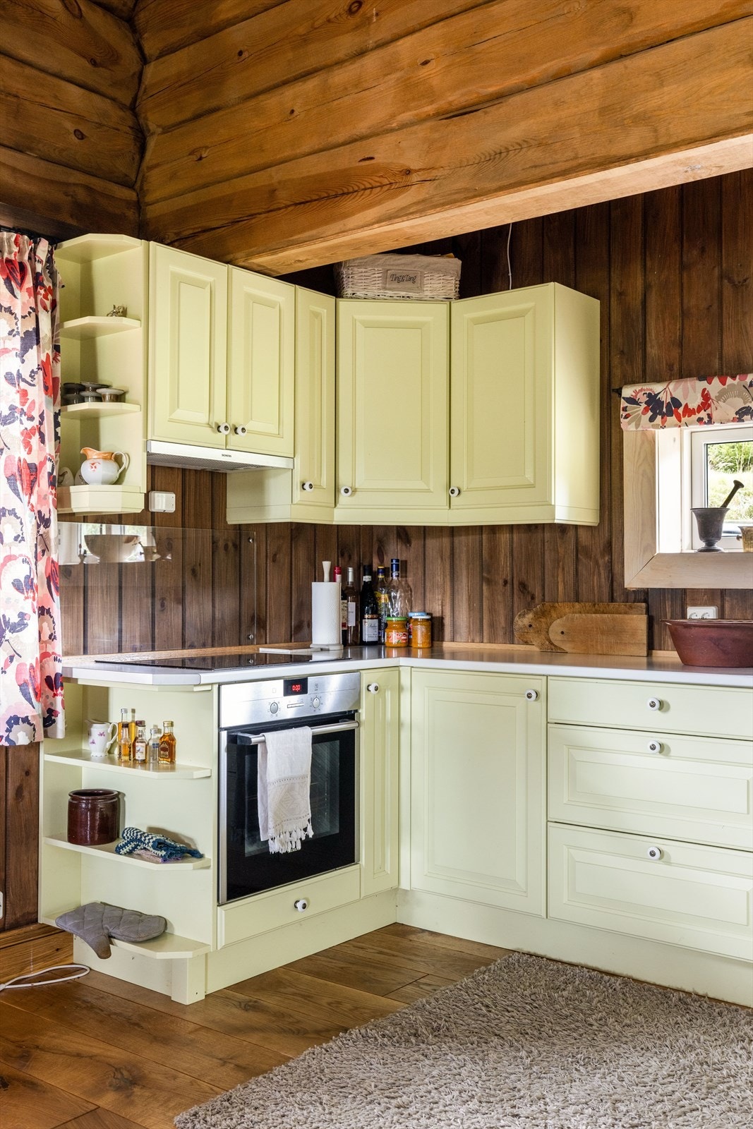 Romslig kjøkkendel, med fin kjøkkeninnredning utstyrt med integrert stekeovn og oppvaskmaskin. Avsatt plass til kjøleskap. Galleribilde