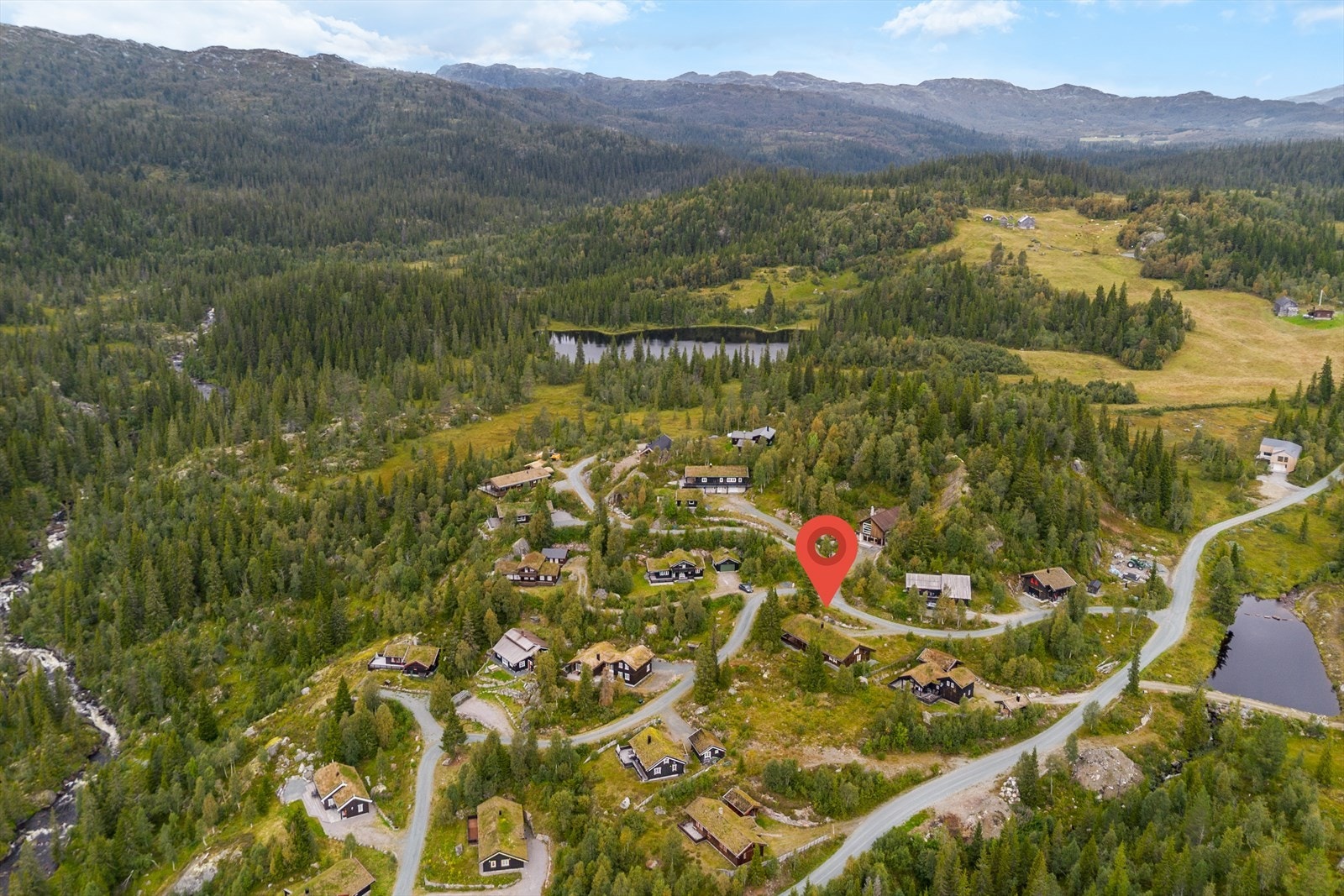 I nærområdet finnes det flere flotte turstier i skogsterreng, og muligheter for toppturer til blant annet Rindenuten, Brattefjell og Ramnuten. Galleribilde