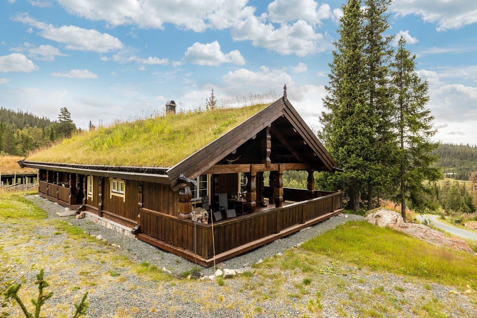 EiendomsMegler1 v/Ann Helén Jamtveit presenterer Nilsrud 9 - Flott, velholdt familiehytte fra 2014, ved Kvambekk i Åmotsdal! Galleribilde