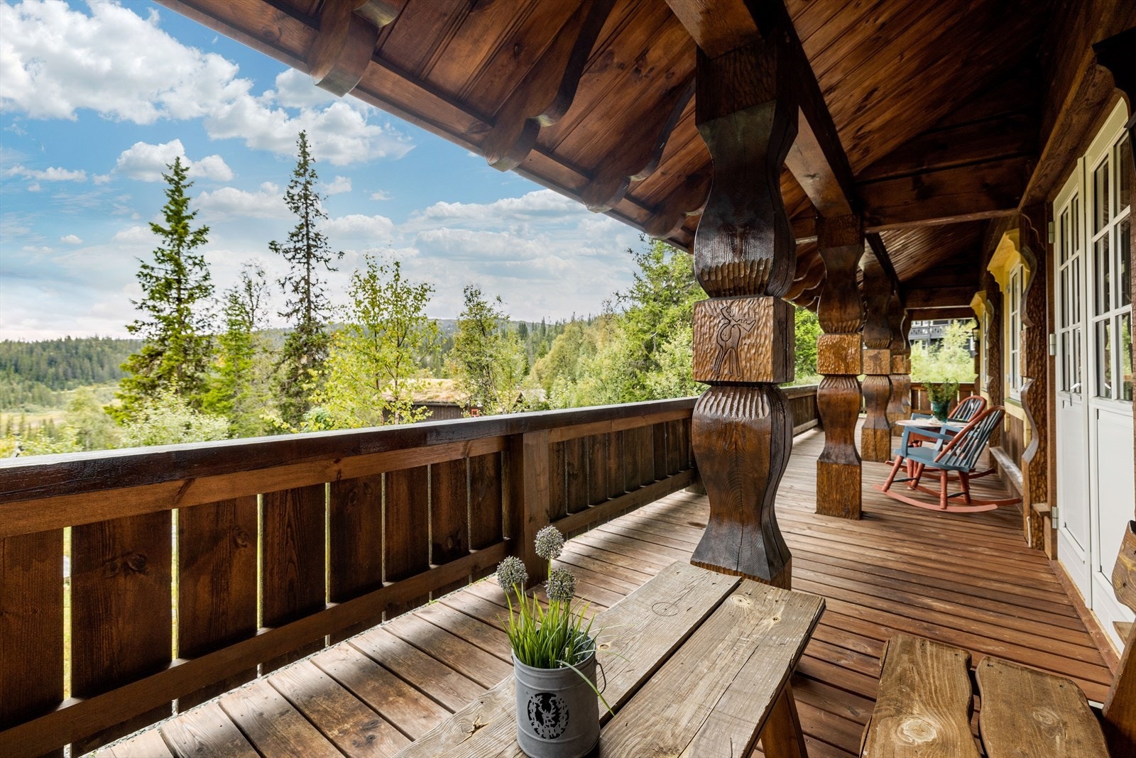 Terrassen ligger usjenert til, i stille og rolige omgivelser, med gode solforhold og nydelig utsikt over nærområdet! Galleribilde